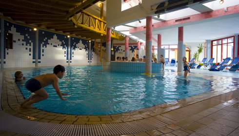 Kinder im Pool