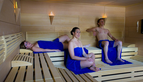 Personen in der Sauna des Clubs